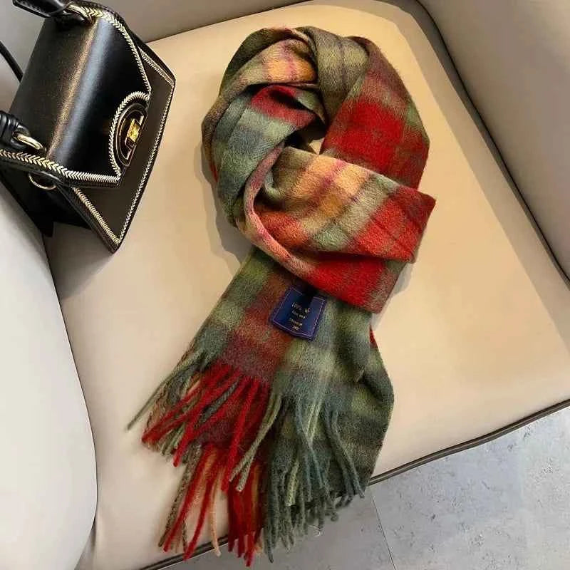 Timeless British Checkered Scarf in 100% Australian Wool - Unisex Autumn/Winter